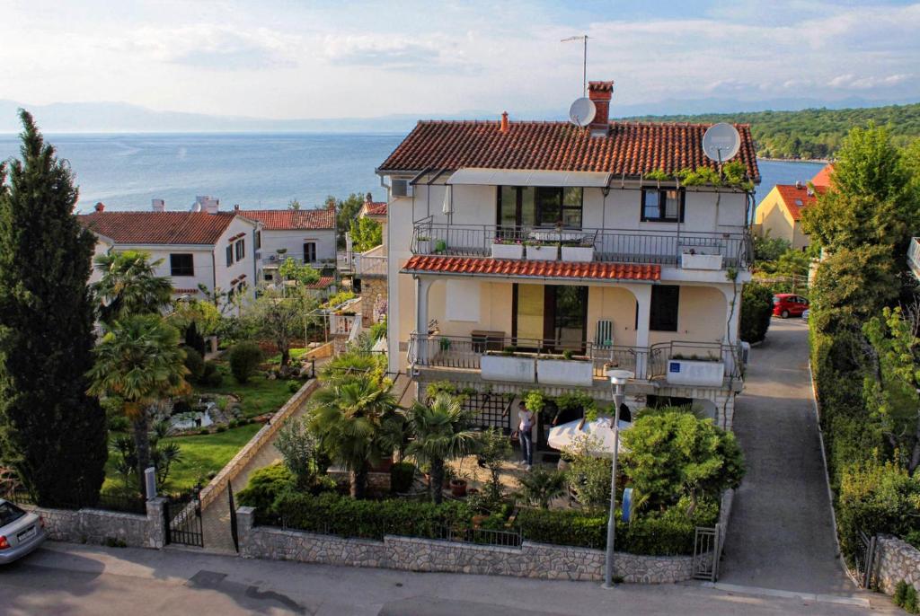 une maison avec vue sur l'océan dans l'établissement Apartments and rooms with parking space Njivice, Krk - 408, à Njivice