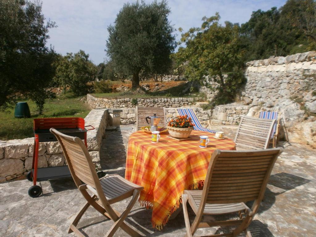 Zdjęcie z galerii obiektu Trullo Villa Giuliana con giardino Posizione panoramica Free wifi w mieście Ostuni
