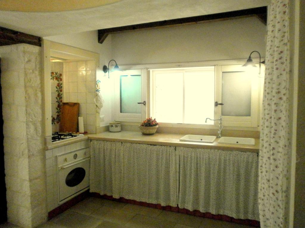 Zdjęcie z galerii obiektu Trullo Villa Giuliana con giardino Posizione panoramica Free wifi w mieście Ostuni