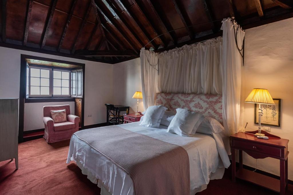 Postel nebo postele na pokoji v ubytování Isla Baja Suites