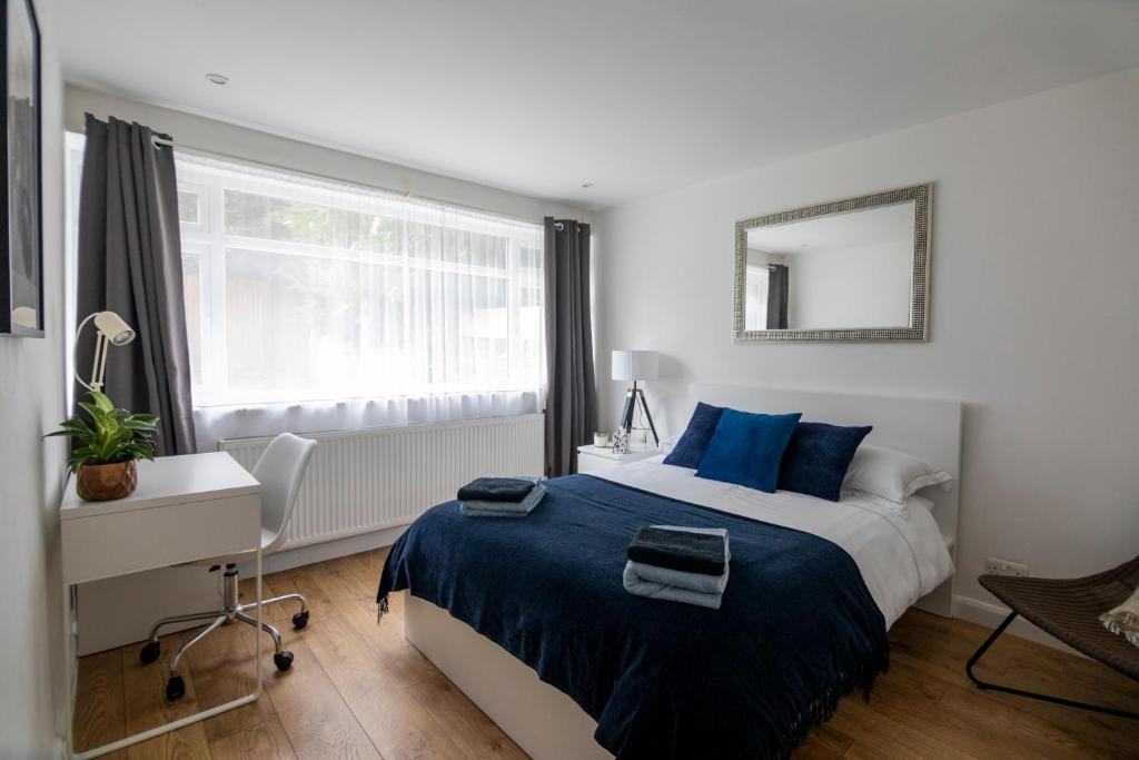 Voodi või voodid majutusasutuse Gorgeous Modern Apartment near Redhill Station inc Private Garden & Parking toas