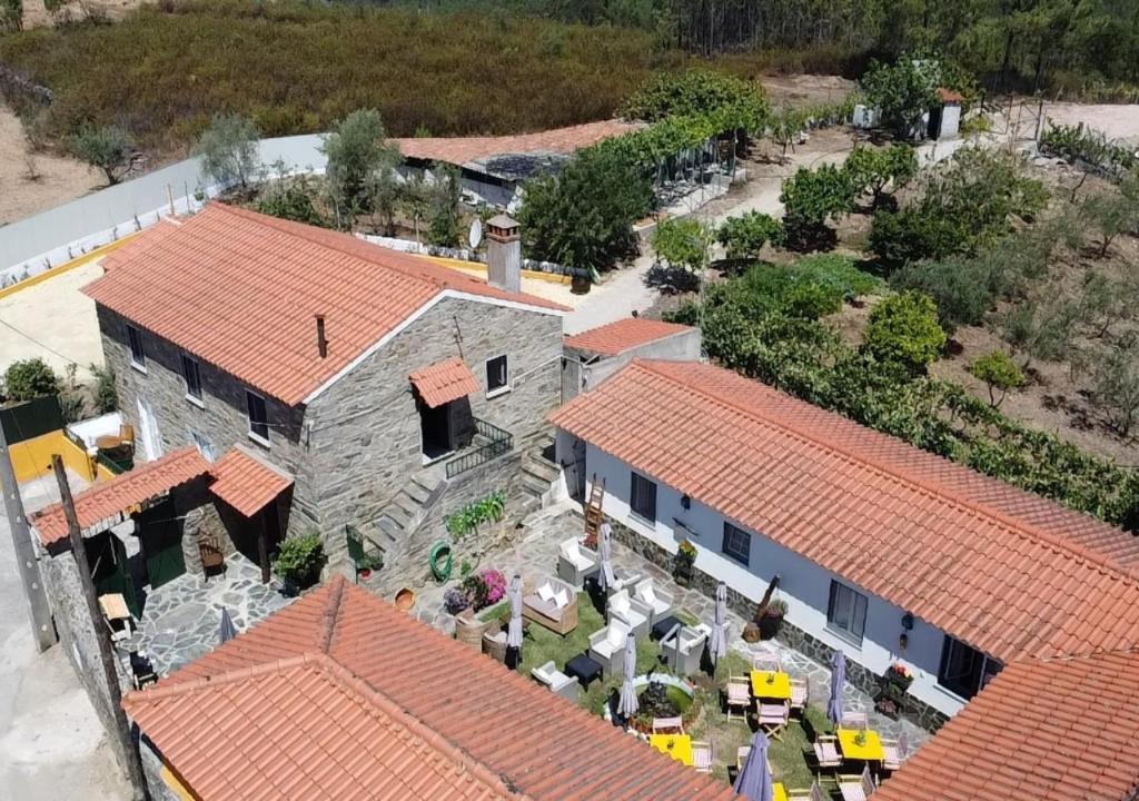 eine Luftansicht eines Hauses mit orangefarbenen Dächern in der Unterkunft Quinta Penedo das Antas - AL in Sertã