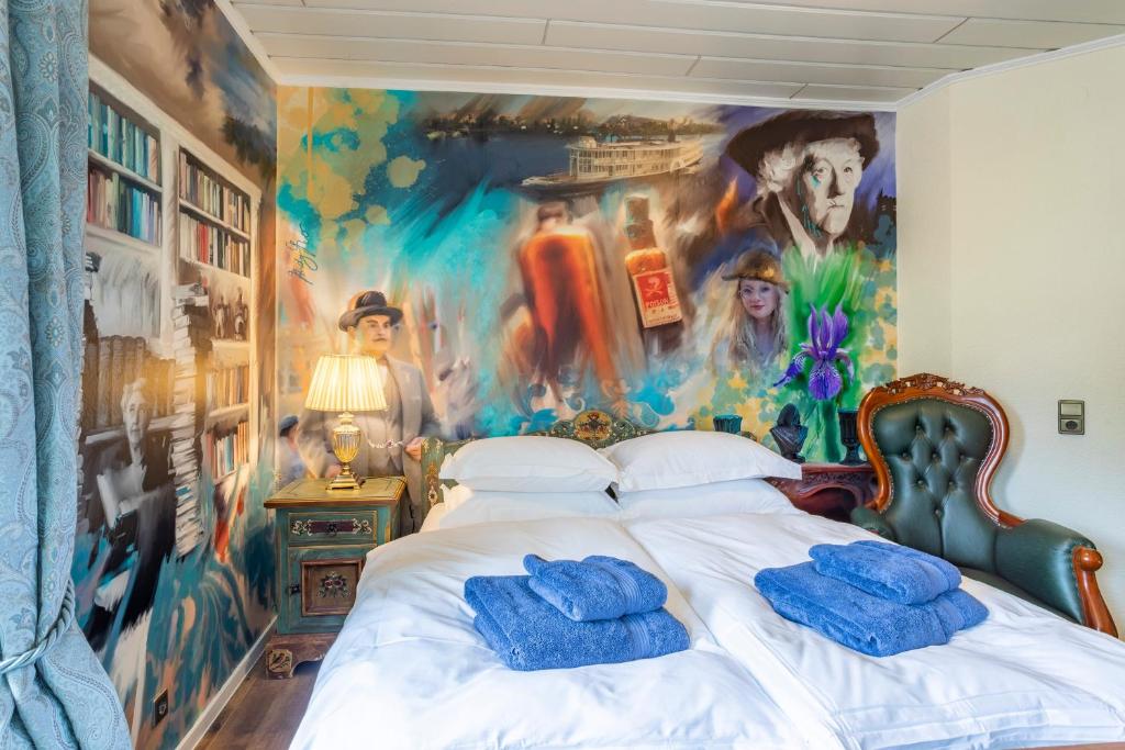 The Little Britain Inn Themed Hotel One of a Kind In Europe - Chambre Agatha Christie
