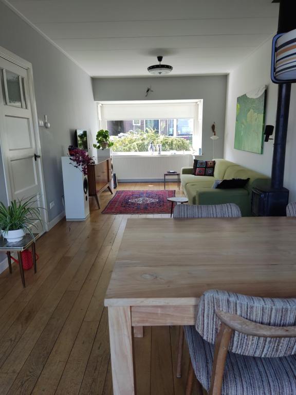 ein Wohnzimmer mit einem Tisch und einem Sofa in der Unterkunft Sfeervolle woning dichtbij centrum Deventer in Deventer