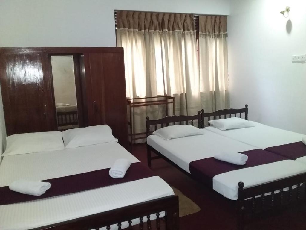 康提的住宿－Lazy Bear Best Hostel in Kandy，一间卧室配有两张带白色枕头的床
