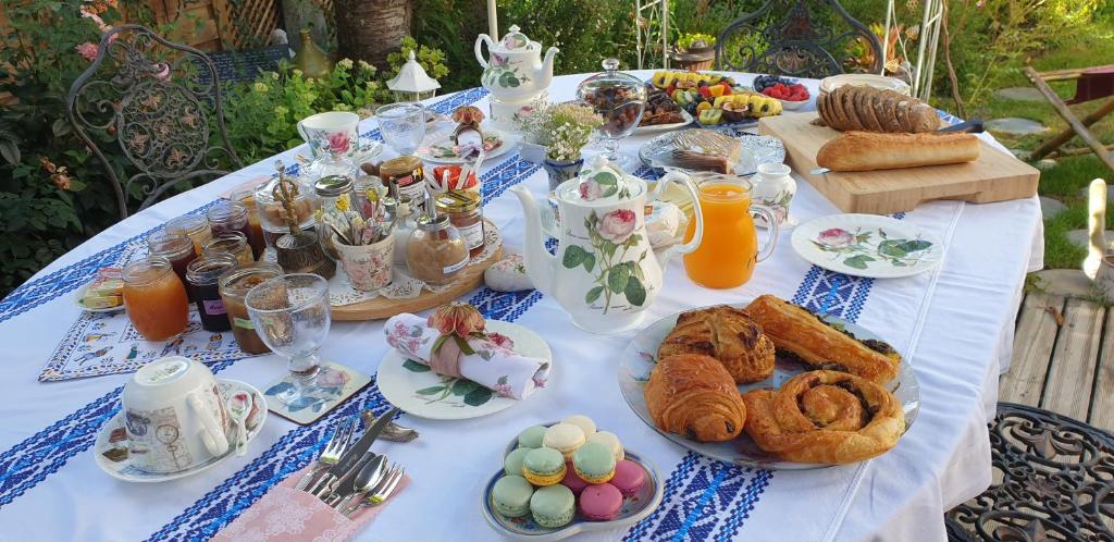 un tavolo con prodotti per la colazione e bevande di Marie, la fée endormie, 'breizh buffet' balnéo a Muzillac