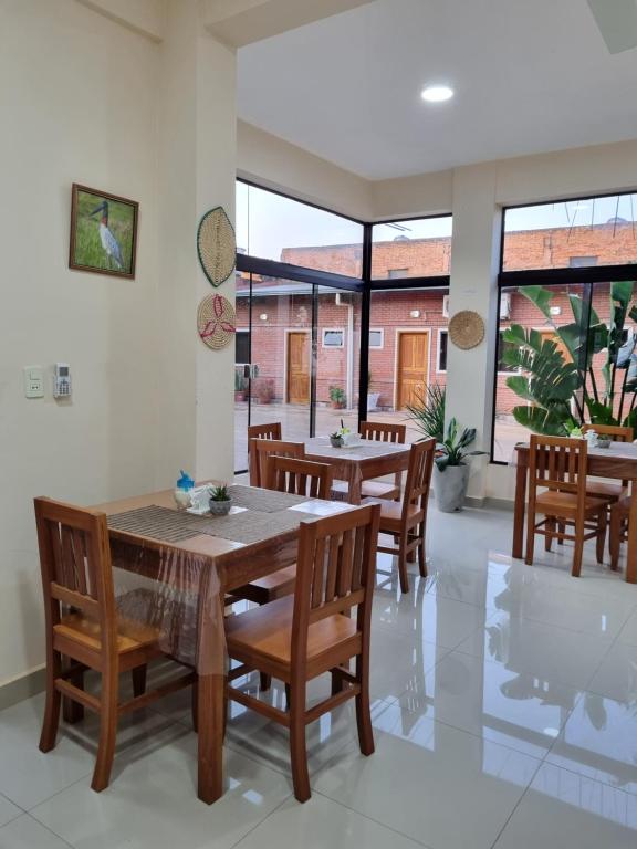 uma sala de jantar com uma mesa de madeira e cadeiras em Hotel Karanda´y em Villa Concepción