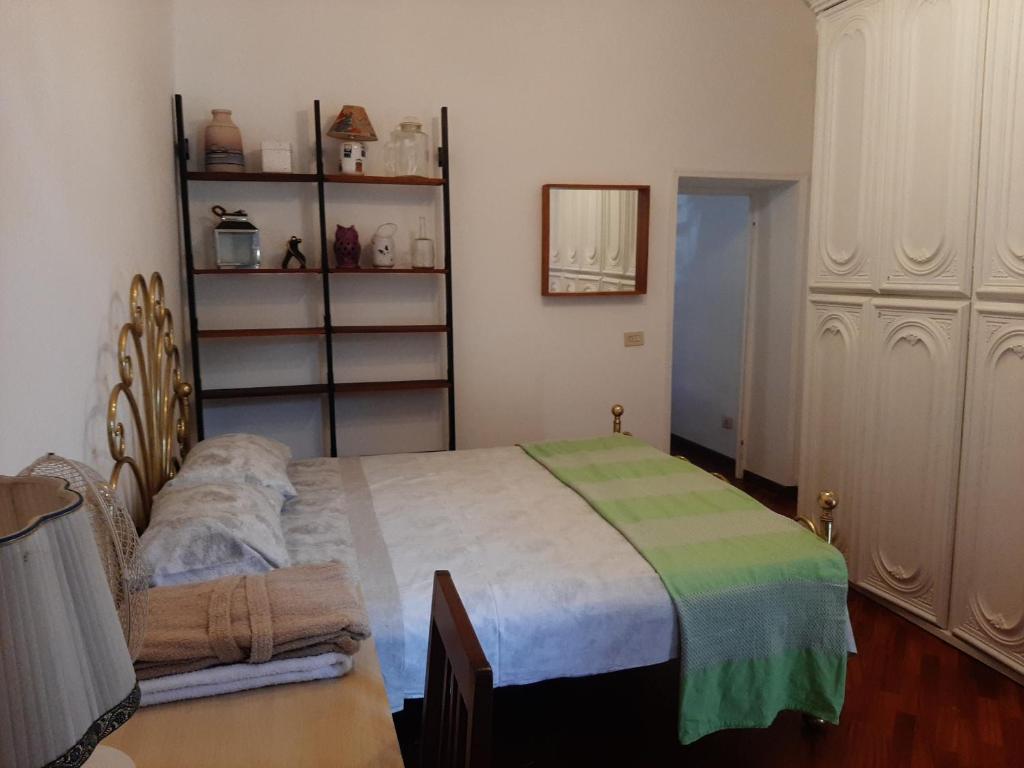 een slaapkamer met een bed met een groene en witte deken bij Appartamento privato accanto studi televisivi in Rome