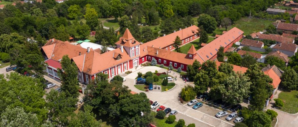 una vista aérea de un gran edificio con patio en Kaštel Ečka, en Ečka