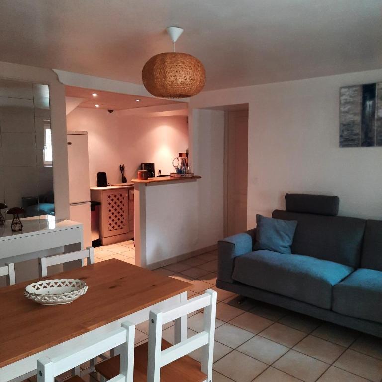 - un salon avec un canapé bleu et une table dans l'établissement Campaneta, à Saint-Martin-de-Brômes
