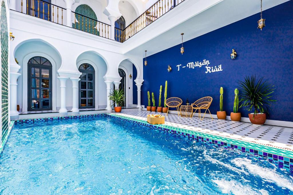 una piscina en una casa con una pared azul en T-Maison Riad Villa, with Pool, Karaoke, Billiards, near beach, Vung Tau en Vung Tau