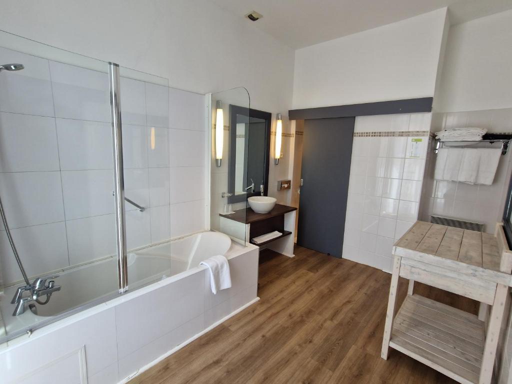 a bathroom with a tub and a shower and a sink at Hôtel La Villa Tosca in Cannes