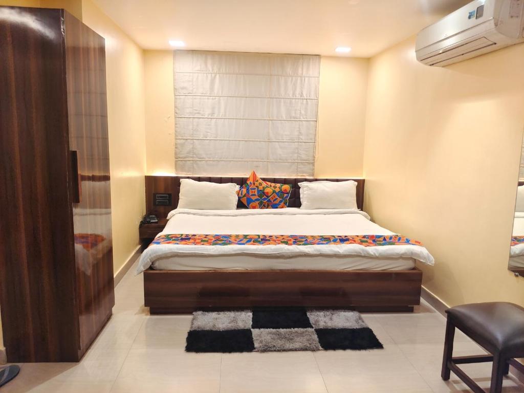 um quarto com uma cama grande num quarto em HOTEL ORANGE INN em Patna