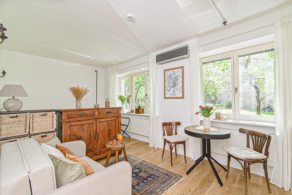 una sala de estar con un sofá y una mesa en Cozy Studio in the heart of Vilnius Old Town, en Vilna