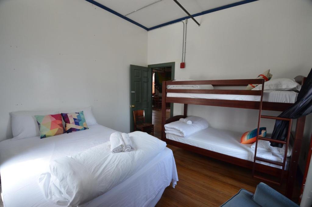 Un ou plusieurs lits superposés dans un hébergement de l'établissement Amazing 3 Bedroom Apt! 11 Beds!