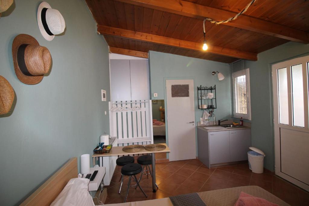 Kuchyň nebo kuchyňský kout v ubytování Pikinas Studios near ATH airport