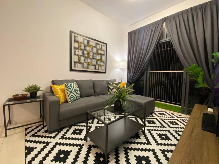 uma sala de estar com um sofá e uma mesa em Brand New Condo in Kuala Lumpur em Kuala Lumpur