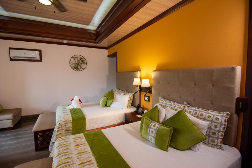 Postel nebo postele na pokoji v ubytování Hotel Arenal Springs Resort & Spa