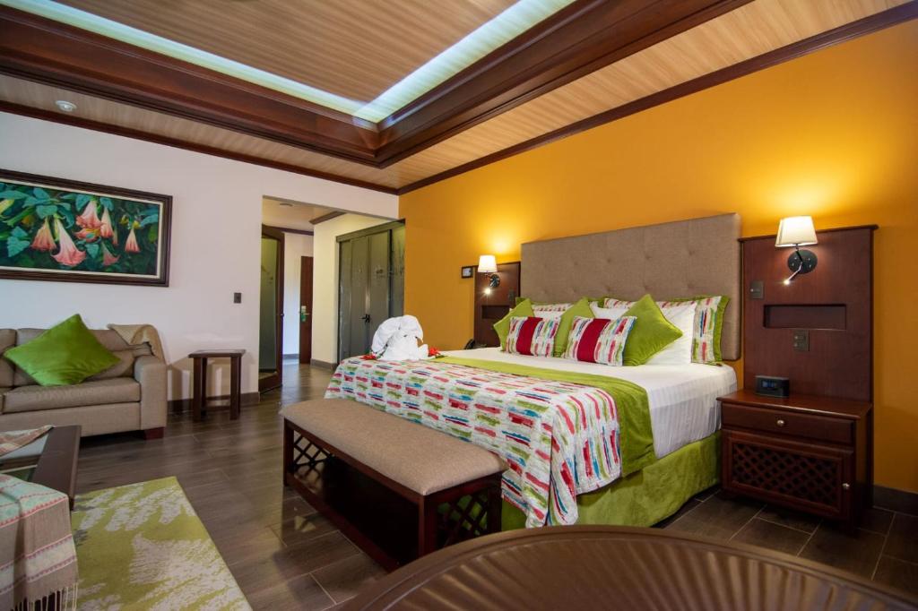 Postel nebo postele na pokoji v ubytování Hotel Arenal Springs Resort & Spa