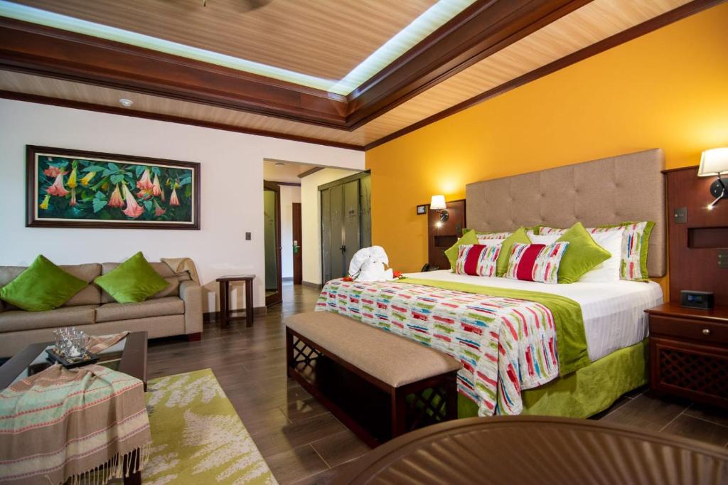 Postel nebo postele na pokoji v ubytování Hotel Arenal Springs Resort & Spa