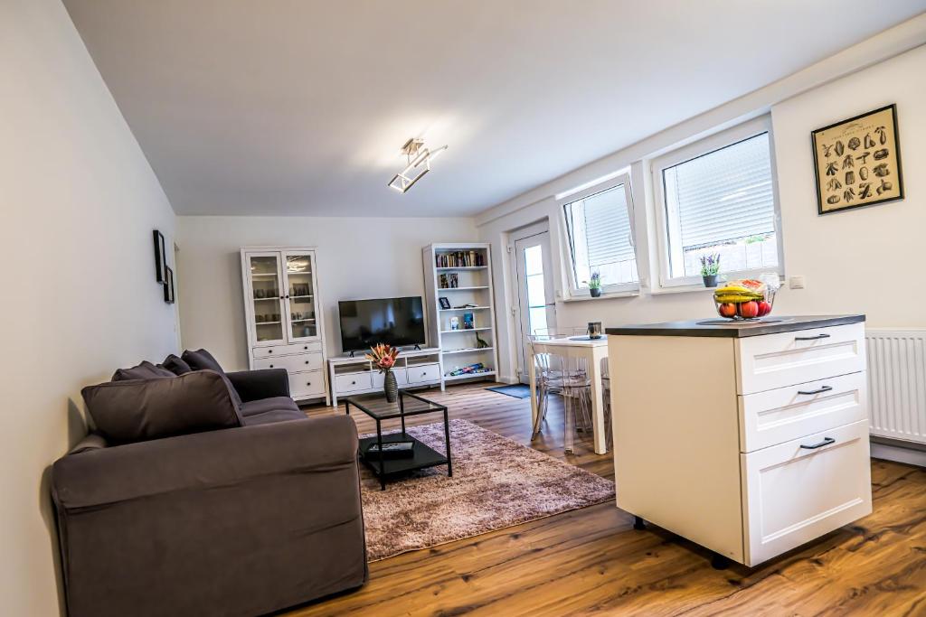een woonkamer met een bank en een tafel bij Exklusive Neubau Wohnung im Luftkurort Buchholz in Buchholz in der Nordheide