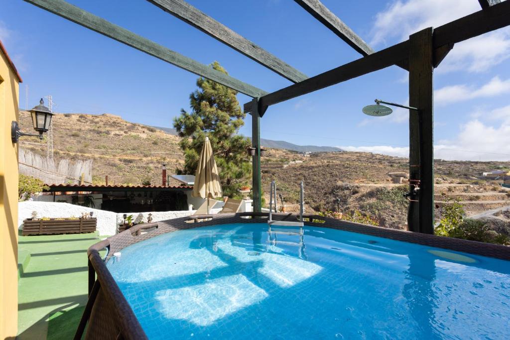 una piscina con vistas a la montaña en 107 LA ZARZA RURAL EXPERIENCE By Sunkeyrents, en Santa Cruz de Tenerife
