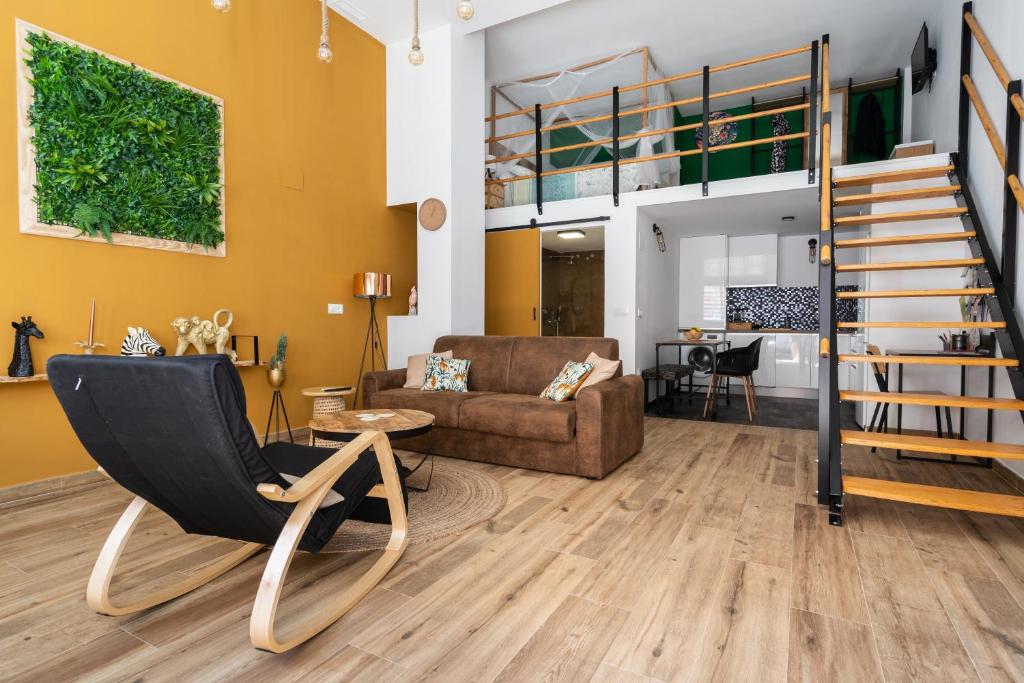 uma sala de estar com uma cadeira e uma escada em BEL APPARTEMENT A ETRENER PROCHE DE LA PLAGE em Valência