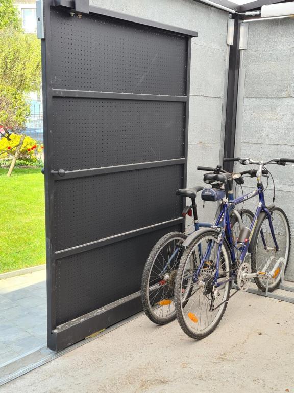 Jízda na kole v ubytování Hotel La Roseraie nebo okolí