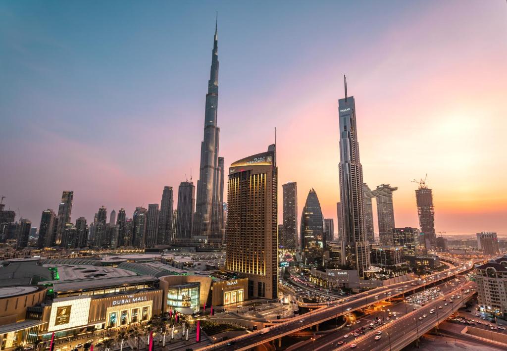 eine Skyline der Stadt mit vielen hohen Gebäuden und einer Autobahn in der Unterkunft Elite Royal Apartment - Panoramic Full Burj Khalifa, Fountain & Skyline View - ACed direct connection to Dubai Mall - Governor in Dubai