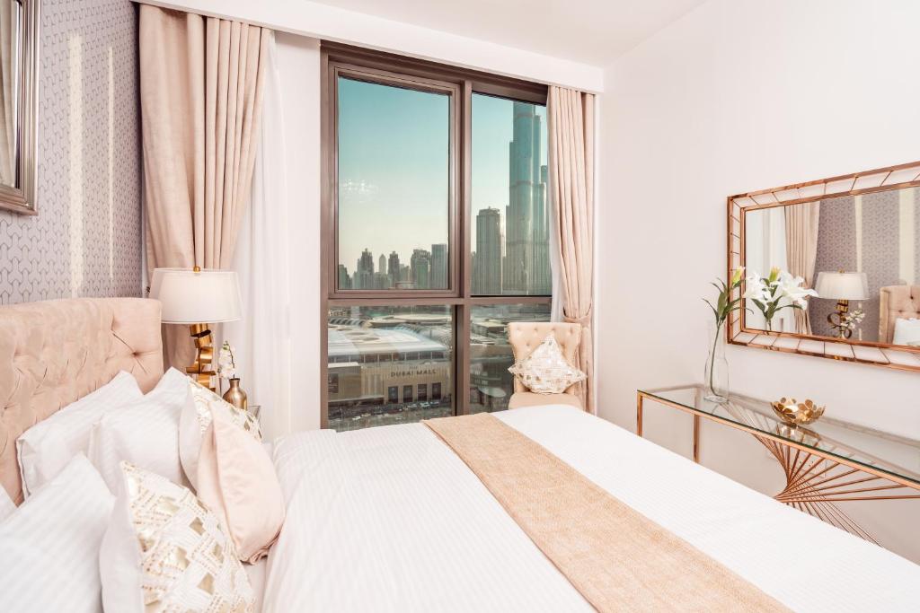 Postel nebo postele na pokoji v ubytování Elite Royal Apartment - Panoramic Full Burj Khalifa, Fountain & Skyline View - ACed direct connection to Dubai Mall - Governor