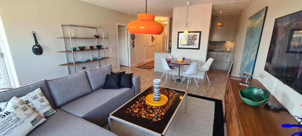 克里斯蒂安斯塔德的住宿－LUXURY CITY VIEW APARTMENT，客厅配有灰色的沙发和桌子