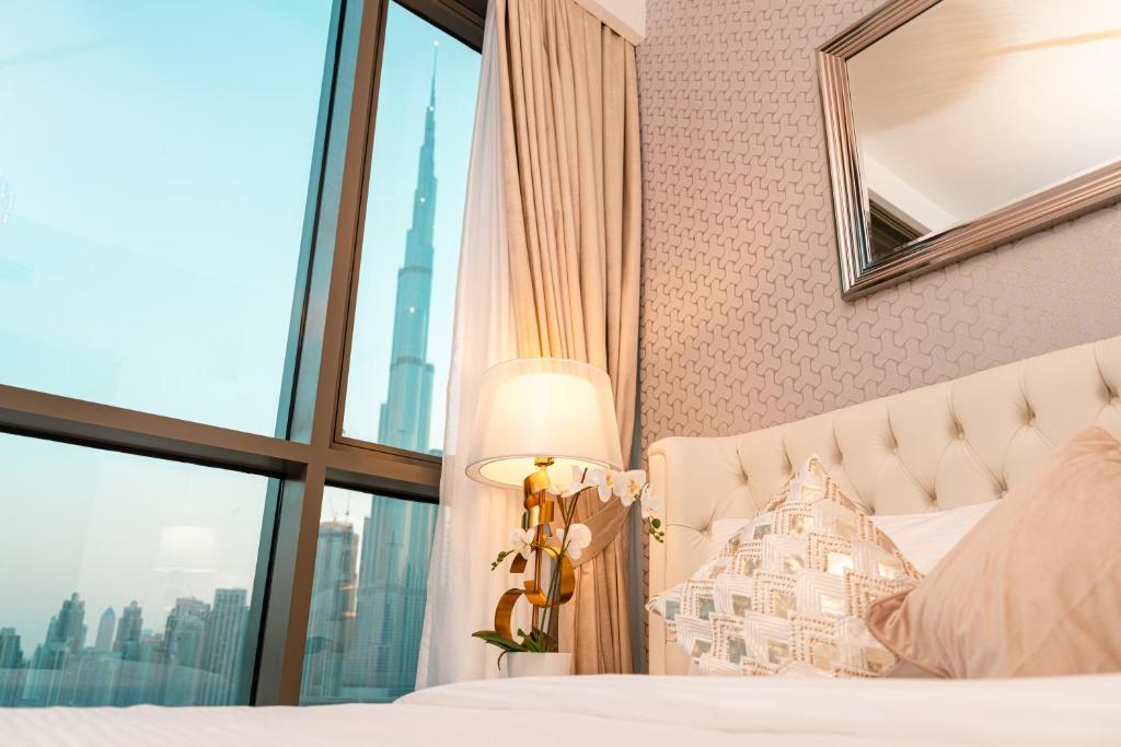 Postel nebo postele na pokoji v ubytování Elite Royal Apartment - Panoramic Full Burj Khalifa, Fountain & Skyline View - ACed direct connection to Dubai Mall - Governor