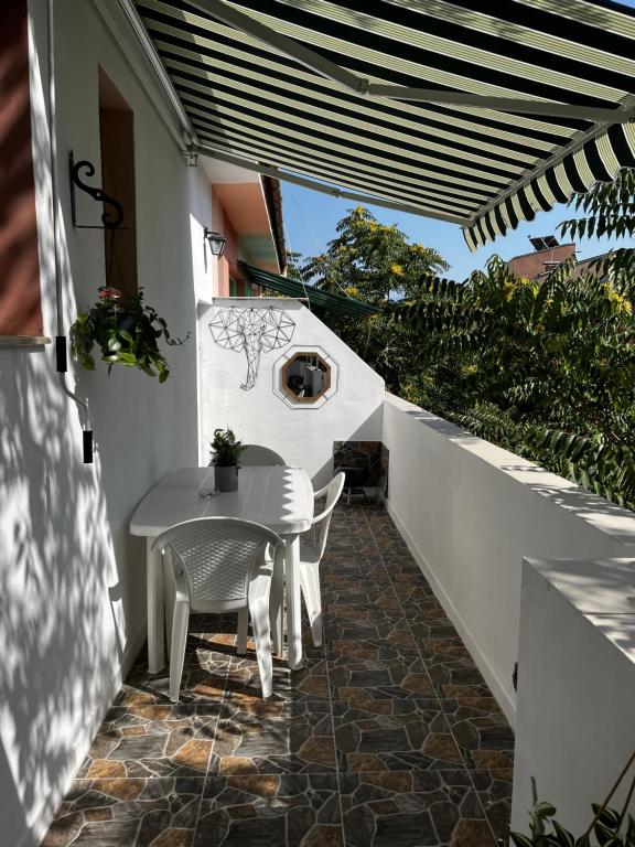 d'une terrasse avec une table et des chaises sur un balcon. dans l'établissement ART ATELIER GERI with a terrace, free parking & wi-fi, à Blagoevgrad