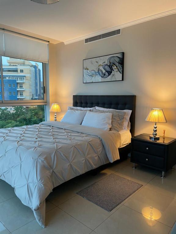 a bedroom with a large bed and a window at Apartamento VISTA Al RIO PUERTO SANTANA Riverfront 1 in Guayaquil