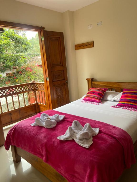 een slaapkamer met een bed met twee handdoeken erop bij Mi Balconcito in Salento