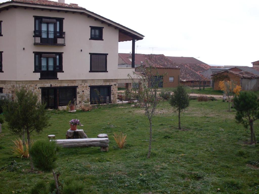 Vonkajšia záhrada v ubytovaní Hotel Valdelinares (Soria)