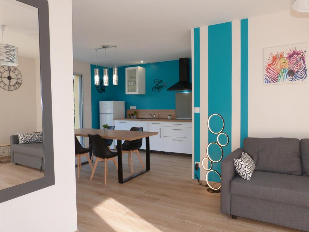 salon i kuchnia ze stołem i kanapą w obiekcie Lumineuse maison neuve, cosy,67m², 2 Chambres/6 couchages 1km Lac, 200m du bourg. Vue paisible, sur la nature w mieście Saint-Pardoux