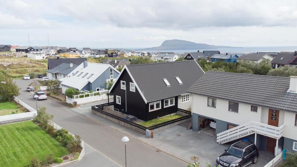 eine Luftansicht eines Hauses in einer Stadt in der Unterkunft 3BR - Townhouse - Free Parking - Tórshavn in Tórshavn