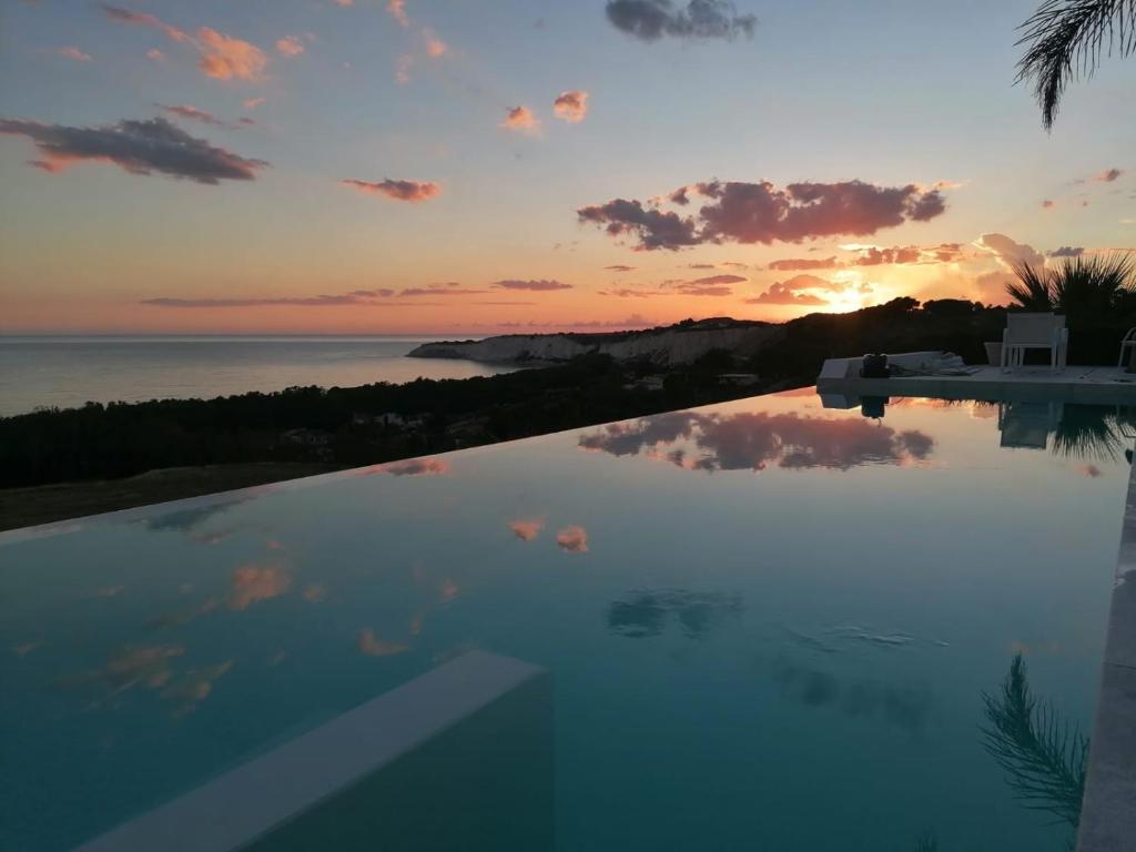 vista sul tramonto da una piscina di Villa Gentile a Eraclea Minoa