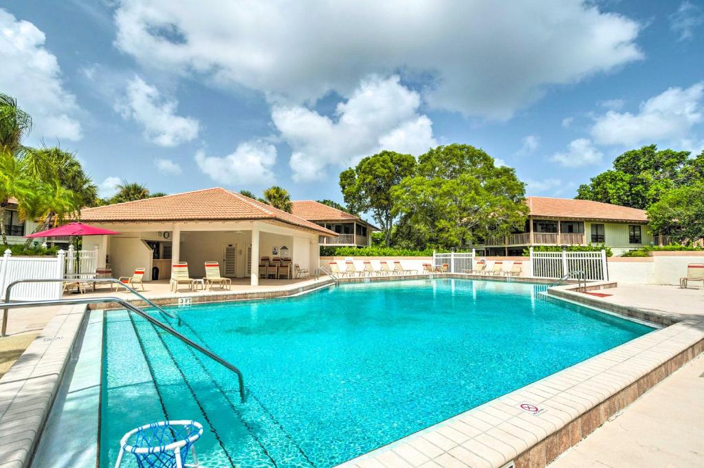 een zwembad in een huis bij Family-Friendly Condo in PGA National Resort! in Palm Beach Gardens