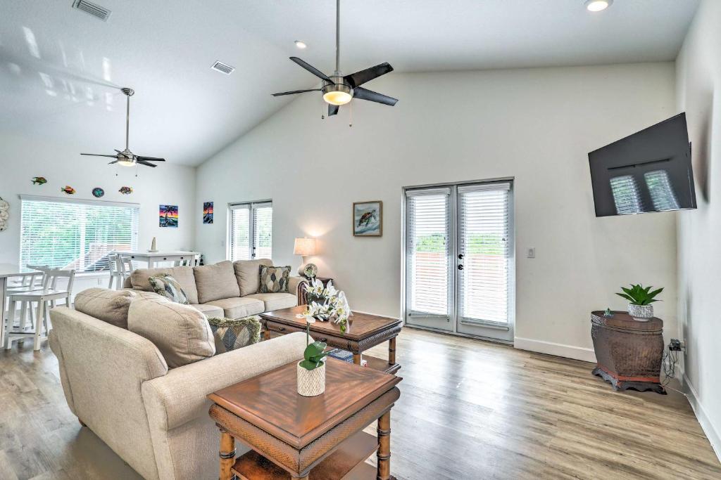 タンパにあるTampa House with Patio, Near Downtown and Beaches!のソファとテーブルのあるリビングルーム