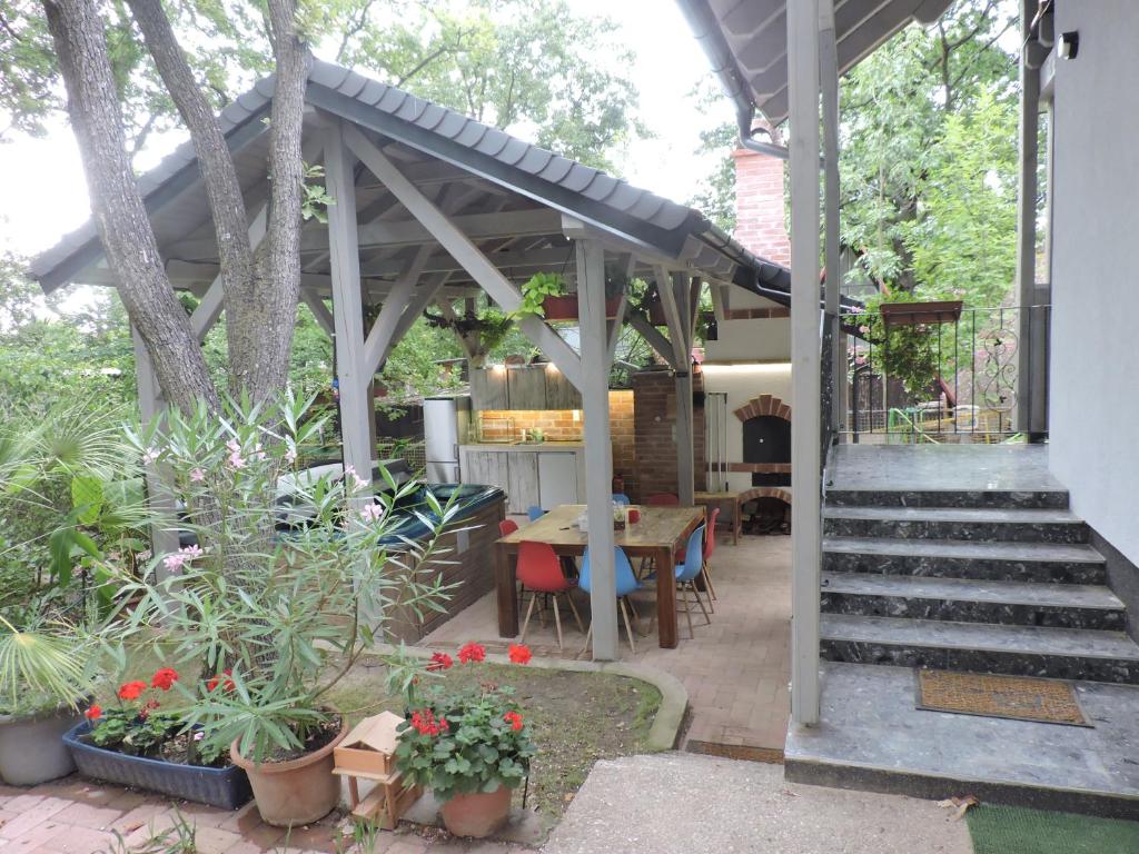 patio con tavolo e alcune piante di Szepezd OAK villa a Balatonszepezd