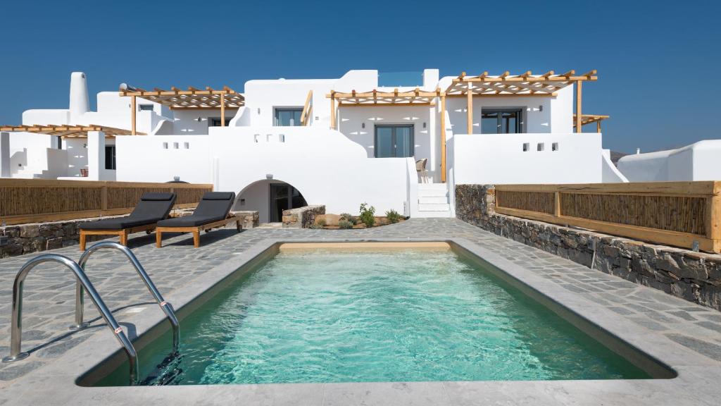 Bazén v ubytování Mirabelle Luxury Villas nebo v jeho okolí