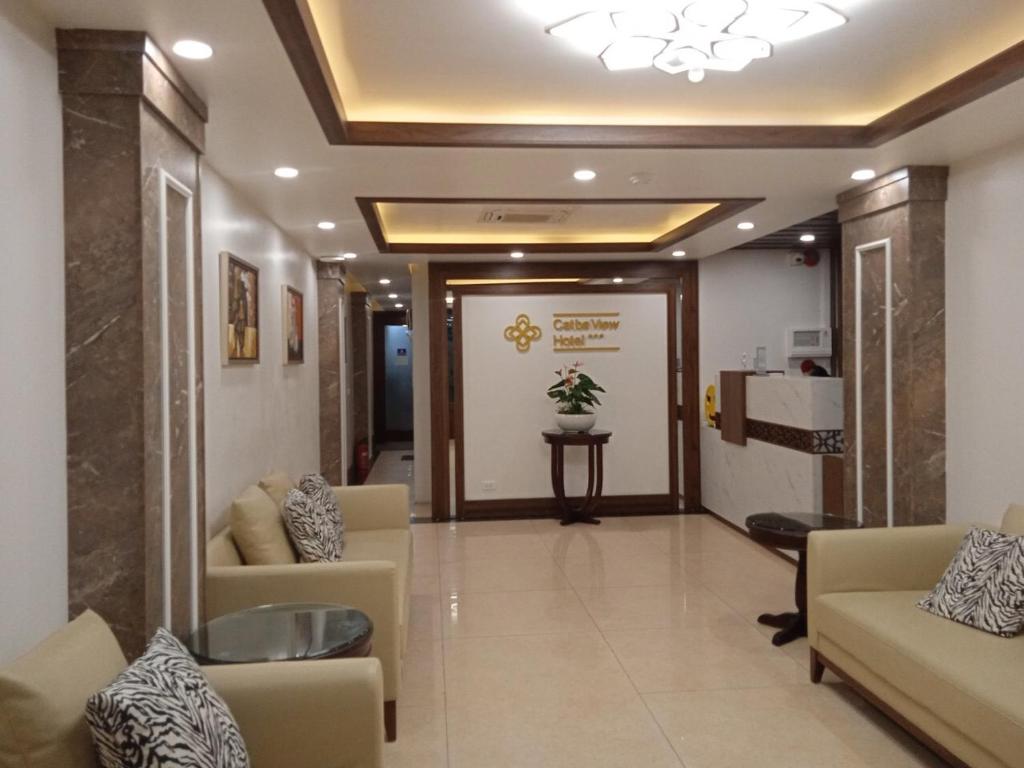 a waiting room with couches and a lobby at Catba View Hotel in Cat Ba