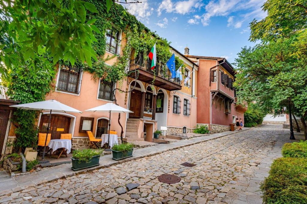 a cobblestone street in front of a building at Hotel Residence Hebros in Plovdiv