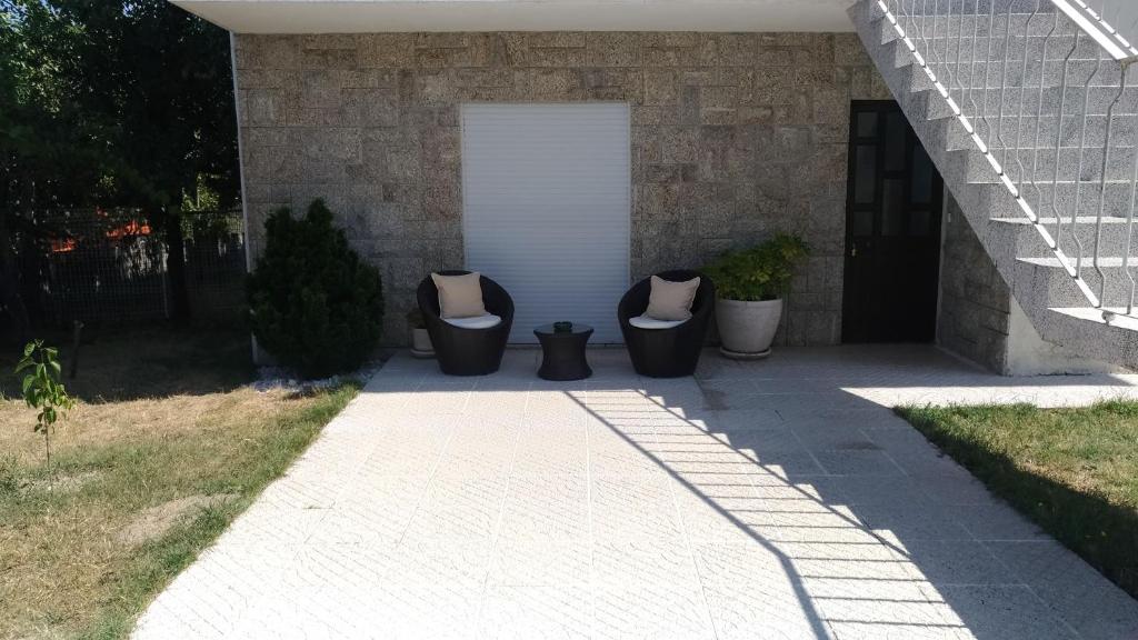 un grupo de sillas sentadas frente a una puerta en Casa do Campo, en Seia