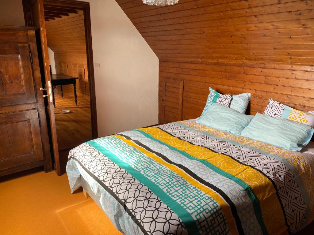 sypialnia z łóżkiem z drewnianą ścianą w obiekcie Kerberrien lodge avec connection internet w mieście Plobannalec-Lesconil