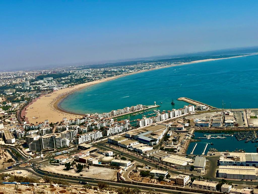 eine Luftansicht auf einen Strand und das Meer in der Unterkunft Sudresidence in Agadir