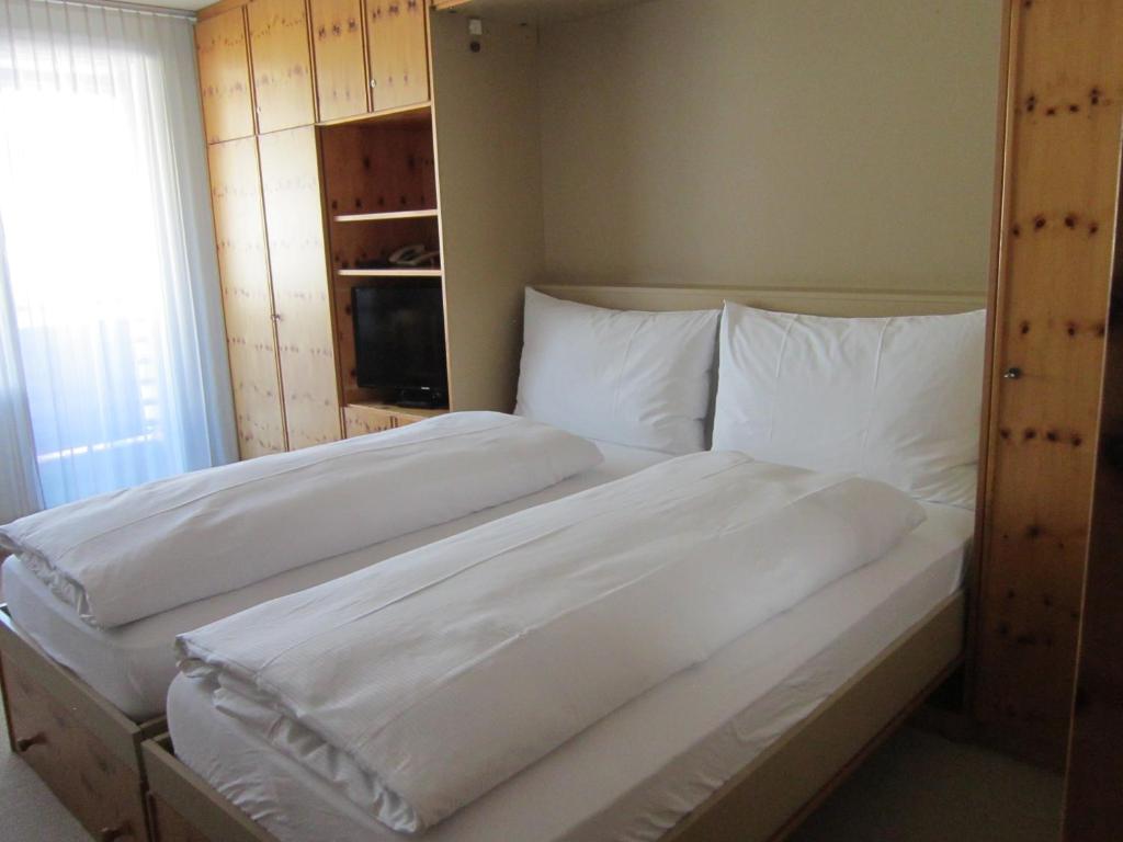 Postel nebo postele na pokoji v ubytování Studio im Hotel Des Alpes