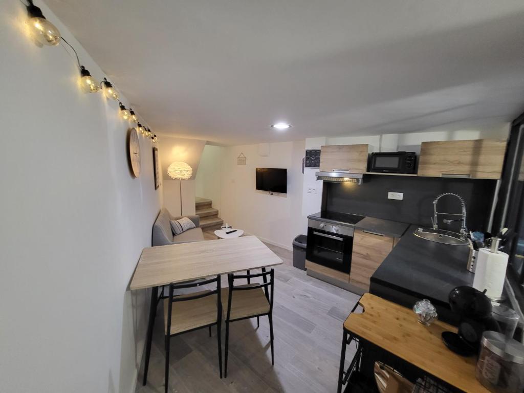 Kuchyňa alebo kuchynka v ubytovaní Superbe appartement T2 centre historique